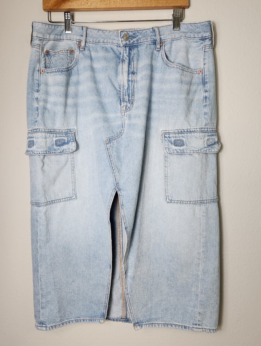 AE Womens |16| Light Wash Dreamy Drape High-Waisted Cargo Denim Midi Skirt - Picture 4 of 11